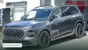 Audi Q7 -katumaasturi pysäköitynä ulos