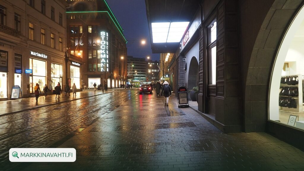 Aleksanterinkatu Helsingin keskustassa illalla
