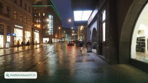 Aleksanterinkatu Helsingin keskustassa illalla