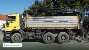 Hiab-nosturi kuorma-auton lavalla